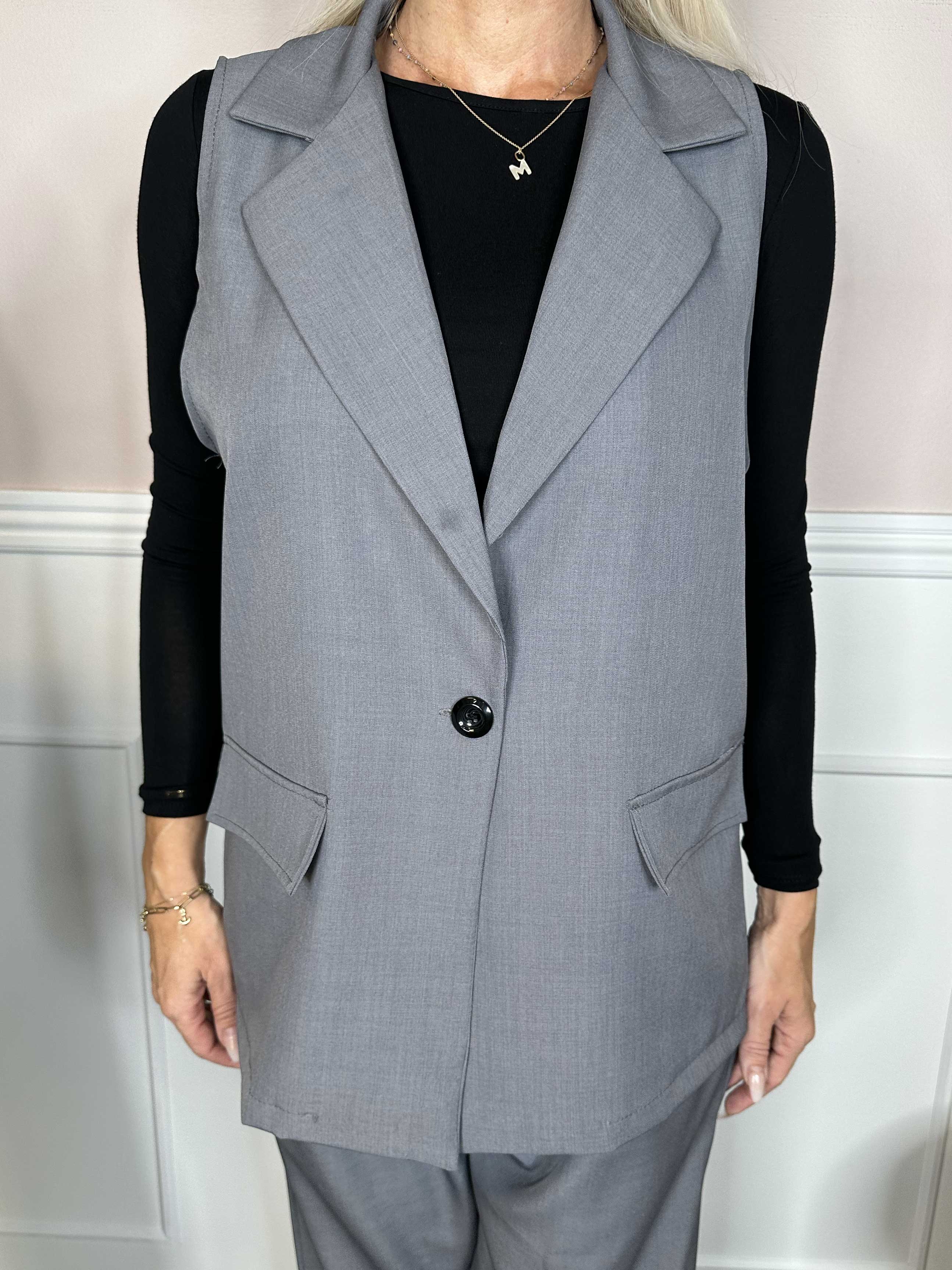 Shadia Vest - Ensfarvet habitvest med knap